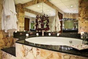 Un baño de Hotel Doña Jimena