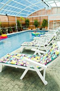 Bazén v ubytování Hotel Doña Jimena nebo v jeho okolí