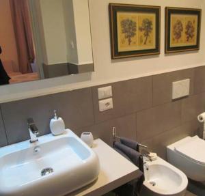 ヴェローナにあるVicolo Chiodoのバスルーム(洗面台、トイレ、鏡付)
