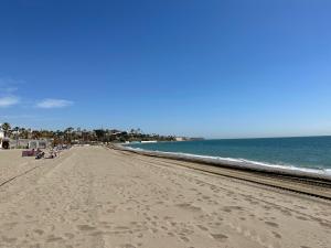 une plage avec des empreintes sur le sable et l'océan dans l'établissement APARTAMENTOS LA CALA de MIJAS, à La Cala de Mijas
