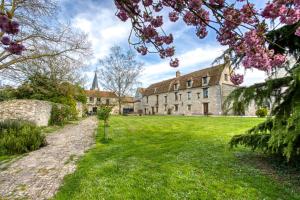 Afbeelding uit fotogalerij van La Fauconnerie Du Roy in Montainville +28 foto's