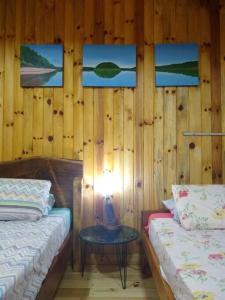 Cette chambre comprend deux lits et une table avec une lampe. dans l'établissement Departamento Luminoso, à Montecarlo