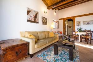 ein Wohnzimmer mit einem Sofa und einem Tisch in der Unterkunft La Terrazza di Massimo in Palermo