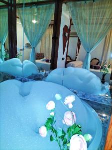 a room with two beds with flowers in the water at Hostal New York City in Sonseca