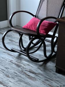 een stoel met een rood kussen in een kamer bij A Finca Hotel in Barreiros