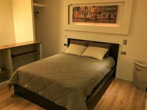 um quarto com uma cama com duas almofadas em Studio 112 em Ensenada