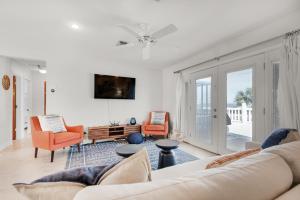 a living room with a couch and two chairs at Makarios Beach Blu in Navarre