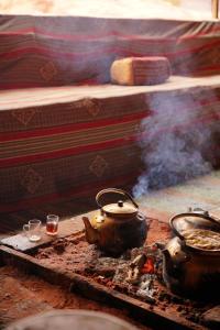 zwei Teekannen auf einem Herd mit Rauch in der Unterkunft Quite bedouin life in Wadi Rum