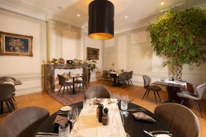 a restaurant with tables and chairs in a room at Boutique hotel Sies in Watervliet