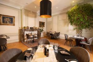 een restaurant met tafels en stoelen in een kamer bij Boutique hotel Sies in Watervliet