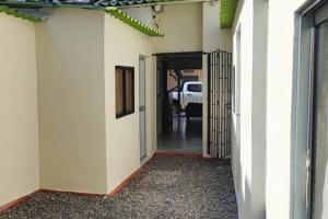 un corridoio vuoto di una casa con un camion sullo sfondo di Ayenda Hotel Helenas a Ríohacha