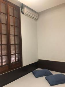 a room with a bed with a window and a air conditioner at Hotel Florêncio in Sao Paulo