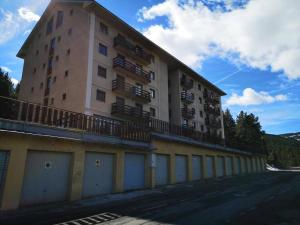 un gran edificio con balcones en un lateral en Apartamento a 200 metros de Port del Comte SKI, en La Coma i la Pedra