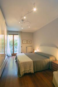 una camera con un grande letto e una grande finestra di Villa Gaia a Stresa
