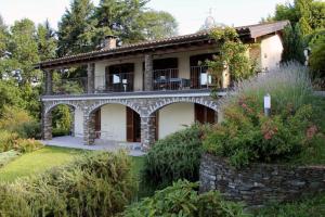 Casa antigua con balcón en un jardín en Villa Gaia, en Stresa