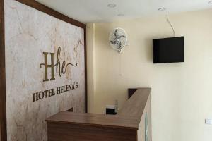 Habitación de hotel con recepción y TV en Ayenda Hotel Helenas, en Ríohacha
