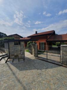 dom z bramą i ceglanym patio w obiekcie Villa Maya w mieście Mergozzo