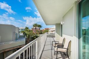 d'un balcon avec des chaises et une vue sur l'océan. dans l'établissement Tristan Towers unit 1B, à Pensacola Beach