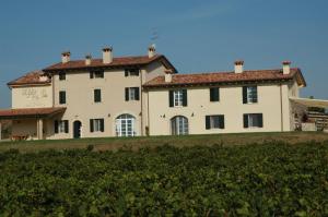 a large white house with a red roof at B&B Il Filo' in Valeggio sul Mincio