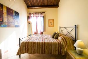 ein Schlafzimmer mit einem Bett in einem Zimmer mit einem Fenster in der Unterkunft La Terrazza di Massimo in Palermo