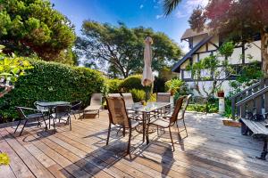 un patio con mesa, sillas y sombrilla en Santa Cruz, en Santa Bárbara
