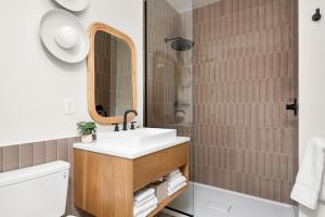 un baño con lavabo y espejo en The Eighteen by Mint House, en Nashville