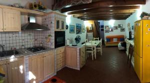 Kuchyň nebo kuchyňský kout v ubytování La Casa di Tella - Portopaglia free wifi - free parking + 24 fotografií