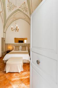 - une chambre avec un lit et un plafond dans l'établissement B&B Corte Patitari, à Gallipoli