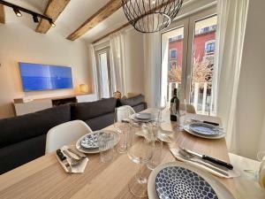 a dining room with a table and a couch at Laura's Haus in Tudela