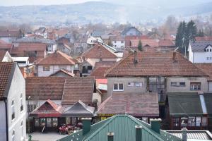 uma vista para uma cidade com casas e telhados em Prenoćište Delija 020 em Sjenica