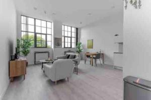 sala de estar con muebles blancos y chimenea en Art deco lodging in London en Hayes