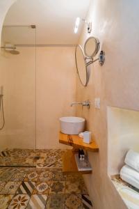 La salle de bains est pourvue d'un lavabo et d'une douche. dans l'établissement B&B Corte Patitari, à Gallipoli