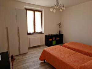 a hotel room with two beds and a window at Podere 660 appartamento il Giuggiolo in Marrucheto +48 photos