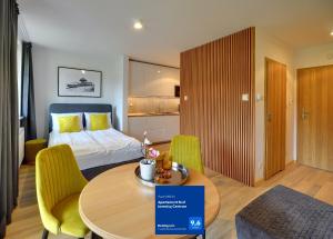 pokój hotelowy z łóżkiem, stołem i krzesłami w obiekcie Apartament Nad Łomnicą Centrum w mieście Karpacz