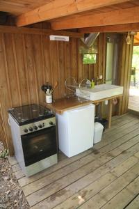 Do dyspozycji Gości jest kuchnia na świeżym powietrzu z kuchenką i zlewem. w obiekcie Cabane au cœur de la forêt des Landes de Gascogne w mieście Belin-Beliet