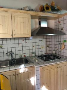 Kuchyň nebo kuchyňský kout v ubytování La Casa di Tella - Portopaglia free wifi - free parking