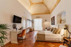 - une chambre avec un lit et un bureau dans l'établissement B&B Corte Patitari, à Gallipoli