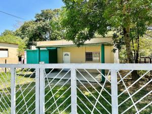 una casa con una valla delante de ella en Zamá house, en Palenque