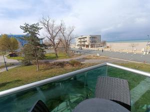 un apartamento en condominio con vistas a la playa desde el balcón en Aparthotel Mamaia, en Mamaia