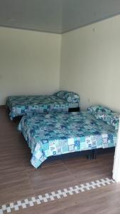1 dormitorio con 2 camas en una habitación en QUINTA SONAMA, en Guamal