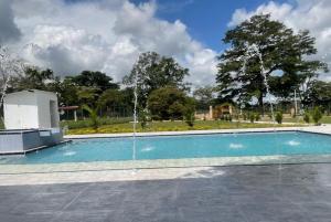 una gran piscina con una fuente de agua en QUINTA SONAMA, en Guamal