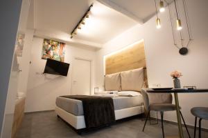 een slaapkamer met een bed en een tafel en stoelen bij LUXURY SUITE SANT ISIDORO in Palermo
