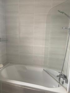 bañera blanca con grifo en el baño en 43 on Ophir, en Ciudad del Cabo