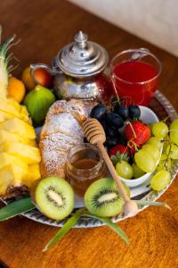 une assiette de nourriture avec des fruits sur une table dans l'établissement B&B Corte Patitari, à Gallipoli