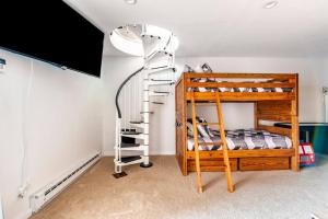 a room with a bunk bed and a lamp at Hunter Mountain Ski House - A Cozy Retreat by the Slopes in Hunter