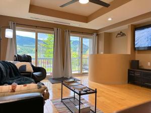 een woonkamer met een bank en een flatscreen-tv bij Hunter Mountain Ski House - A Cozy Retreat by the Slopes in Hunter