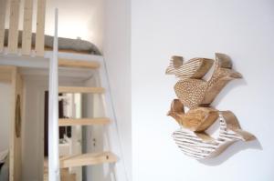 um par de sapatos pendurados numa parede ao lado de uma escada em Apartamento FERROL VELLO II em Ferrol