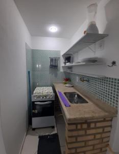 阿拉亞爾多卡博的住宿－Arraial Flats，一间带水槽和炉灶的小厨房