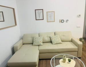 uma sala de estar com um sofá e uma mesa em Villa Mercedes em Toledo