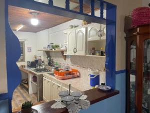una cocina con una cocina azul y blanca con una mesa en LA CASA MARROQUÍ, en Pijao